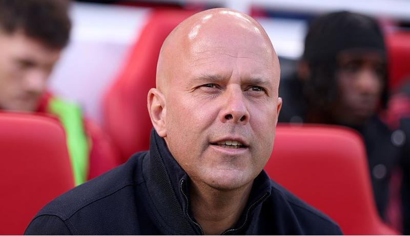 Arne Slot bất lực khi vực dậy MU