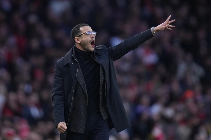 HLV Rosenior gửi lời cảnh báo "trảm sao"